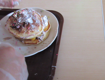 フルーツをケーキの間に挟んでみました!