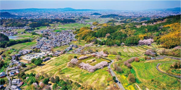 石舞台古墳(中央)。後方に飛鳥宮跡・藤原宮跡方面を望む(南東から撮影)