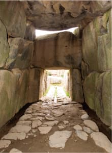 石舞台古墳の石室内部(石室奥から入口へ)