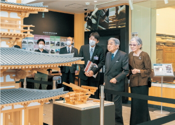 なら歴史芸術文化村（天理市）で薬師寺東塔の木造模型を御覧になる両陛下