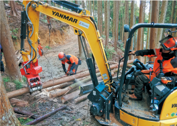 林業機械を用いた出材や作業道を作設する実習
