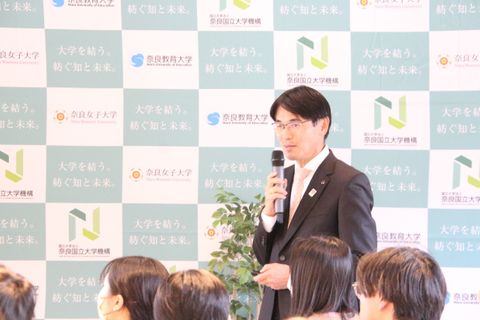 県庁の新しい仕事・職場・採用制度について説明する山下知事