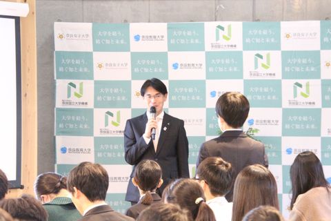 学生の質問に答える山下知事