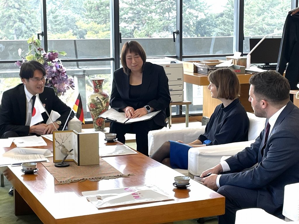 意見交換を行うメラニー・ザクシンガー大阪・神戸ドイツ連邦共和国総領事と山下知事