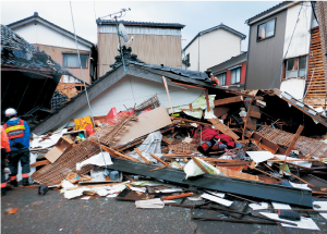 大きな被害を免れた家屋と全倒壊した家屋