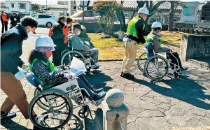 高齢者の避難を想定した訓練の様子