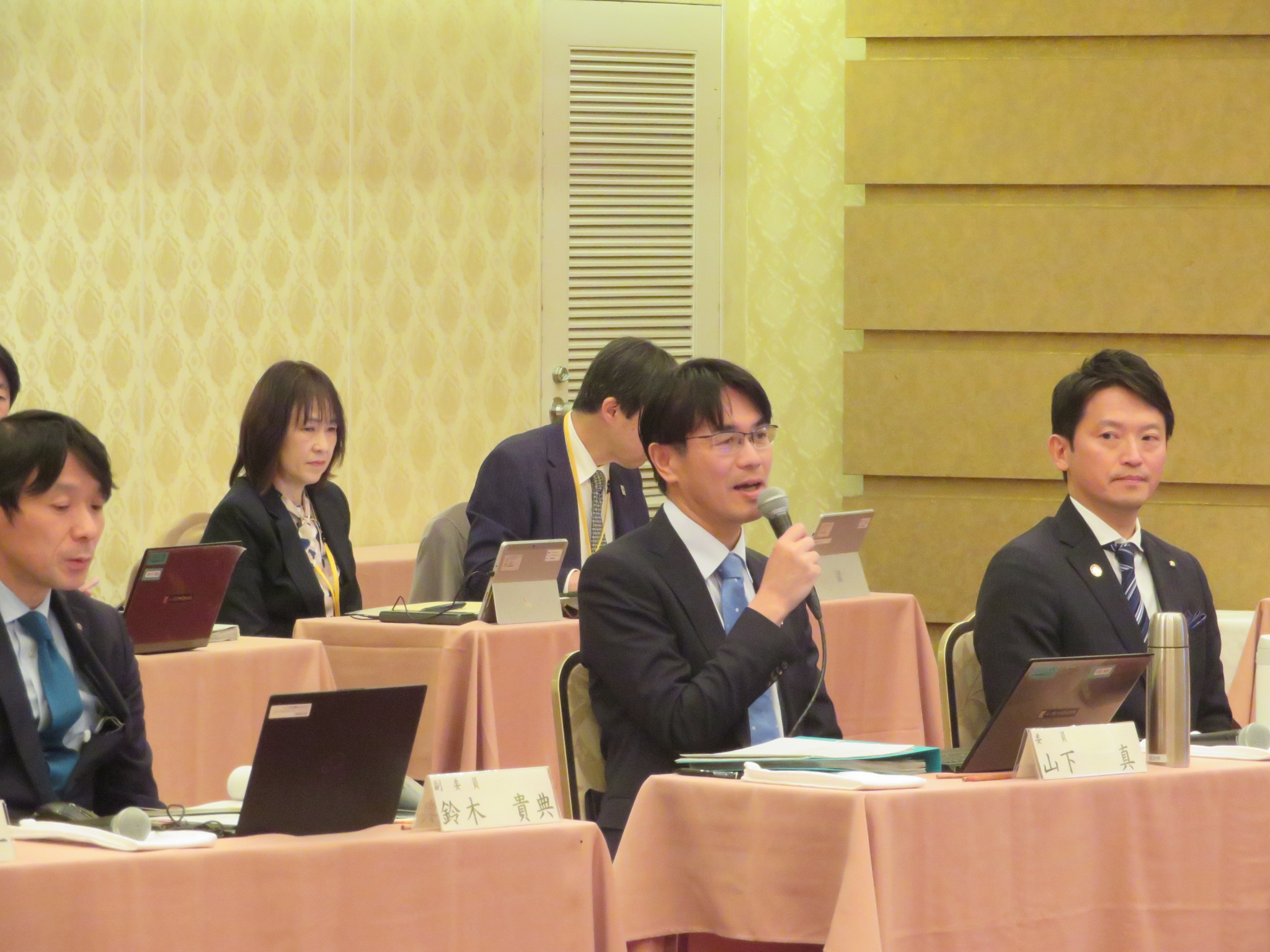山下知事がマイクを持って発言している様子