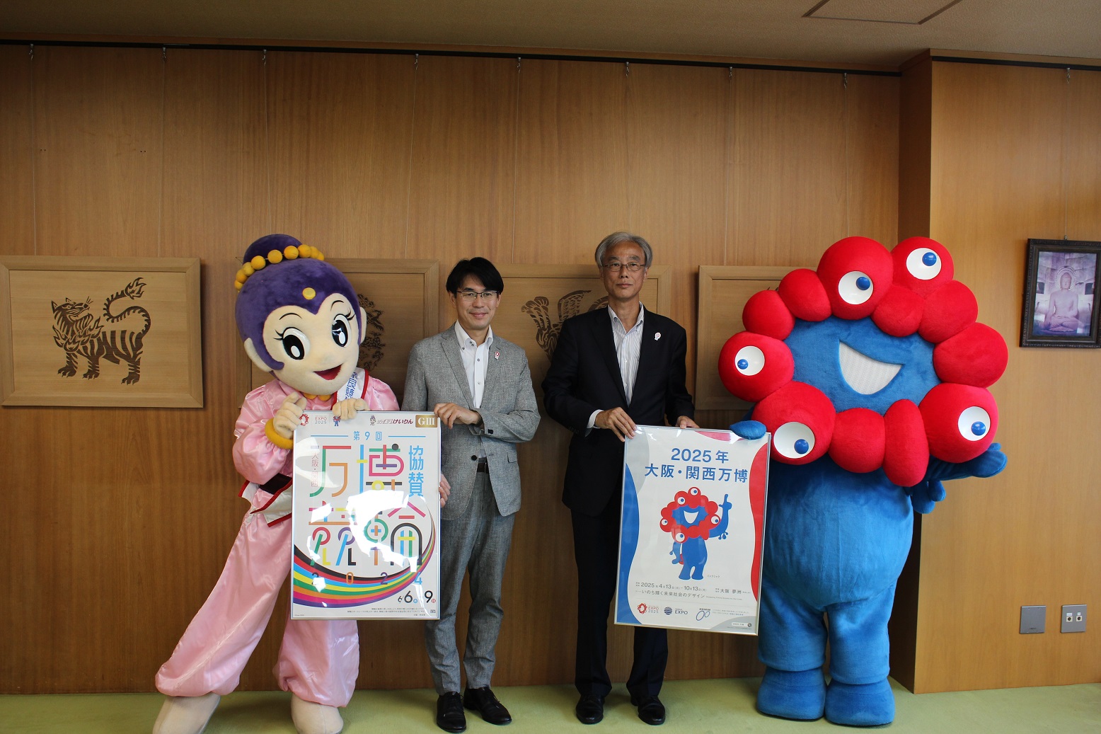 記念撮影をする山下知事