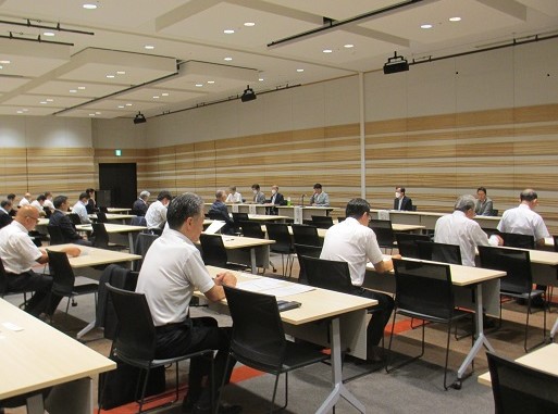第3回常任委員会での審議の様子