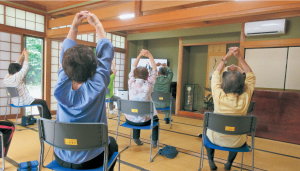 住民主体で行う「いきいき百歳体操」（大淀町）
