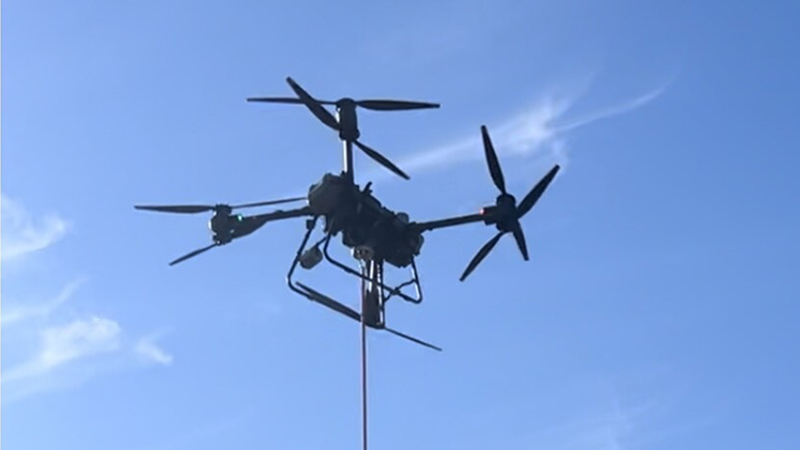 ドローンを上空に飛ばしている様子