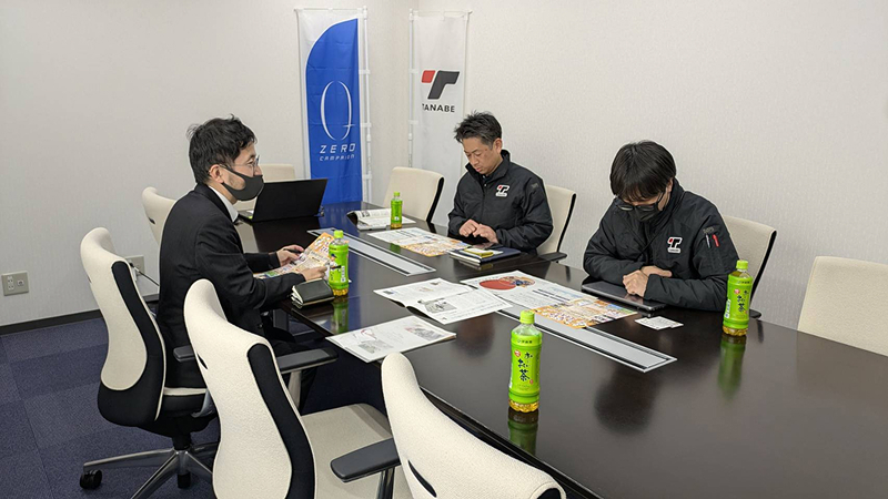 県内企業と県職員が打ち合わせしている様子
