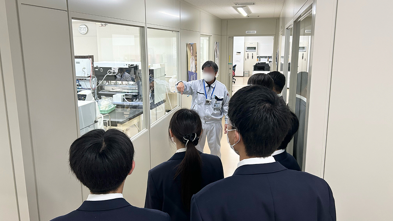 県内企業見学の様子