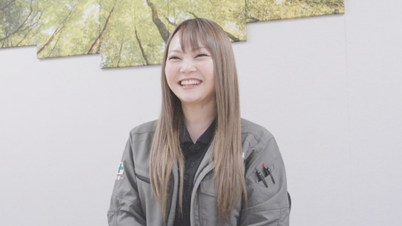 笑顔の女性の写真