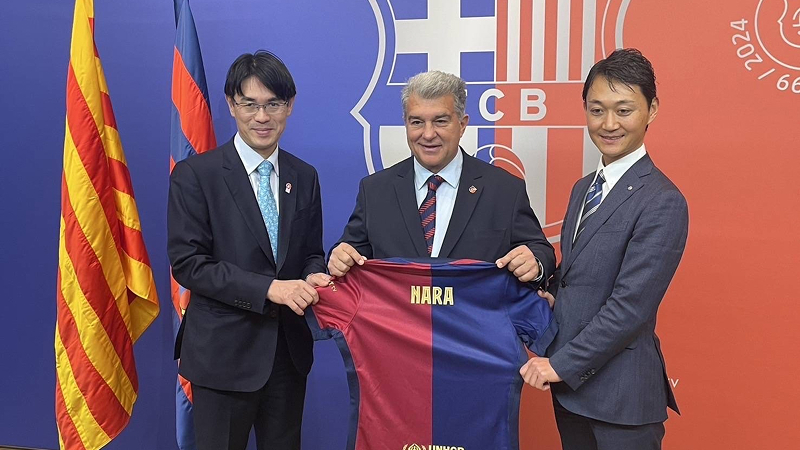 左から山下知事、FCバルセロナのラポルタ会長、川西町長