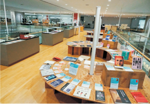 県立図書情報館