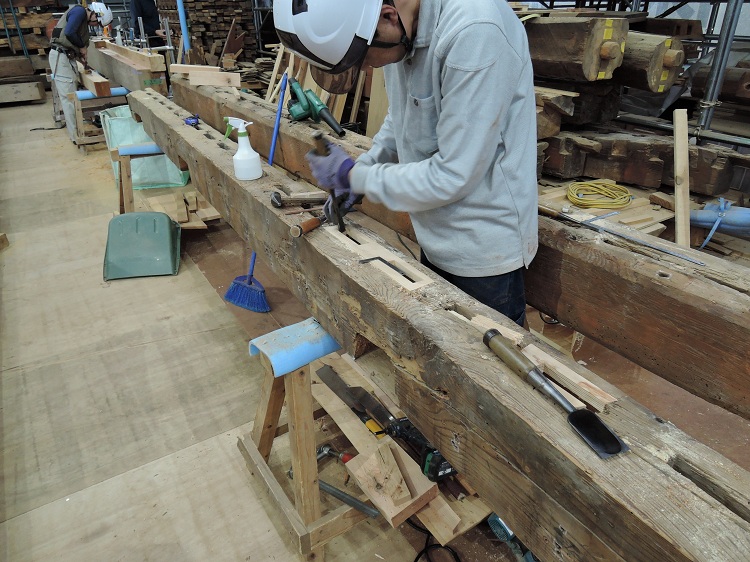 丸桁の修繕作業