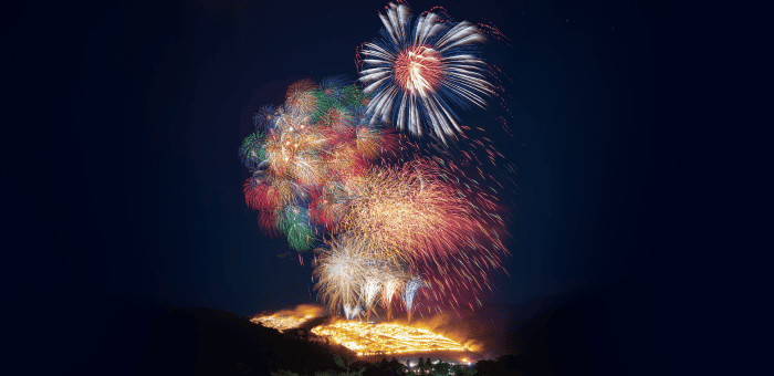 長時間露光により撮影された花火の写真