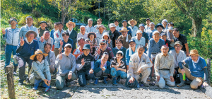 当日は社員とその家族・OB、保勝会メンバー、造園専門家など約50人が活動に参加