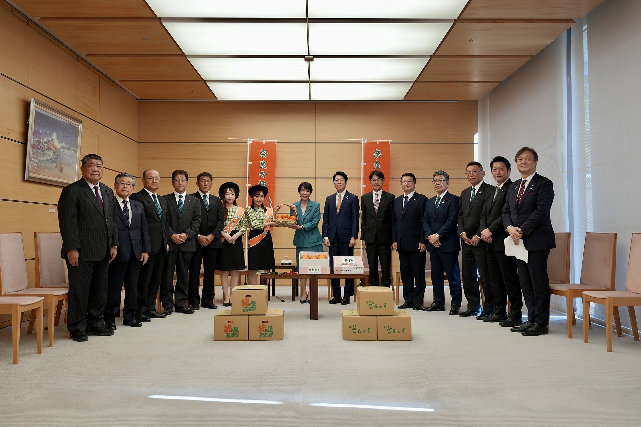 首相に奈良の柿を贈呈