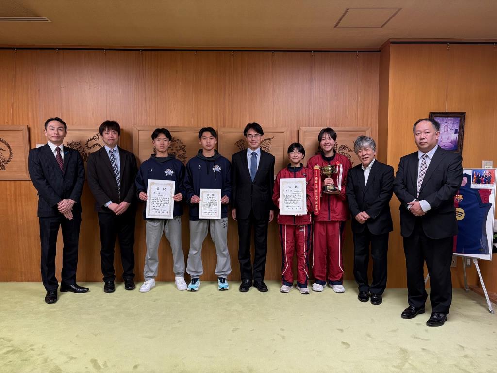 U15バスケットボール選手権に出場する中学生チームの知事表敬訪問