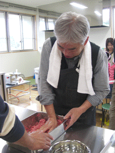 肉をこねる