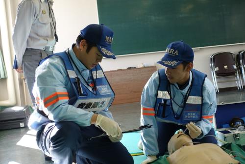 救急活動の中で隊長と隊員がコミュニケーションを取っています