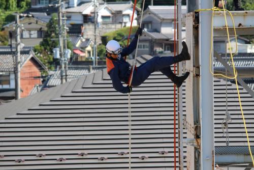 高所から低所に進入するロープ降下