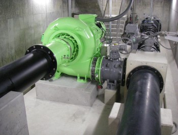 小水力発電システムの写真