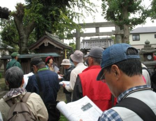 神社見学の様子