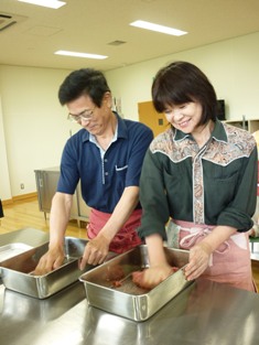 夫婦で仲良くこねる