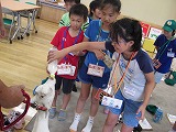 子ヤギの乳やり