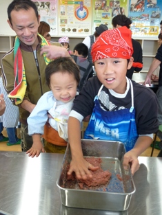 こねる作業