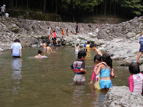 川遊び