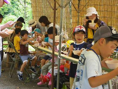 お昼は流しそうめん！