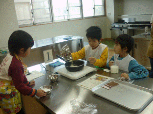 鍋に材料入れる