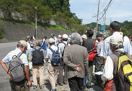 下市町役場バス停での集合風景