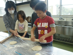 生地を伸ばす