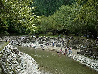 川遊びをする子も