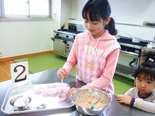 カップに入れて焼きます