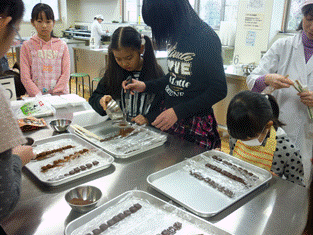 生チョコにココアパウダーをふりかけます