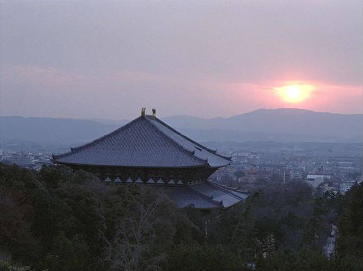 東大寺大仏殿、生駒山が眺望できる東大寺二月堂