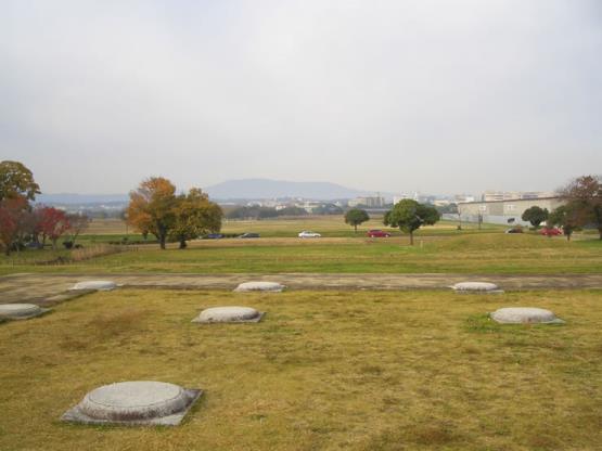 若草山、生駒山が眺望できる平城宮第二次大極殿跡