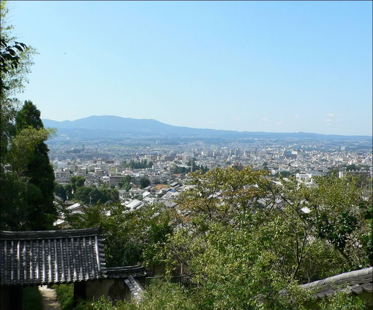 奈良盆地が眺望できる白毫寺境内