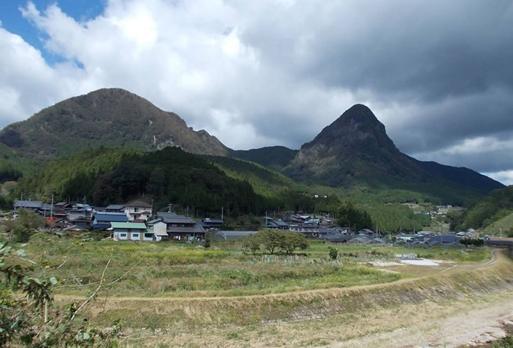 兜岳と鎧岳が眺望できる主要地方道名張曽爾線沿い