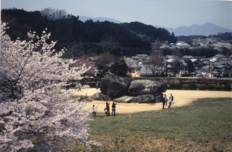 石舞台古墳と明日香の集落が眺望できる国営飛鳥歴史公園石舞台地区