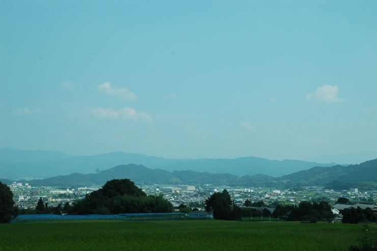 奈良盆地が眺望できる山麓線（主要地方道御所香芝線）沿い