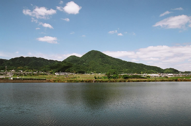 二上山が眺望できる千股池湖畔