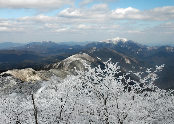 高見山地が眺望できる高見山山頂展望台