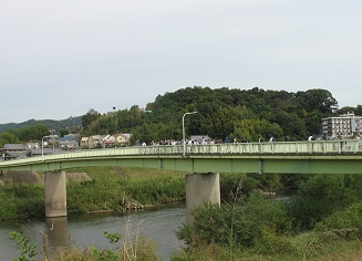 若草橋にて